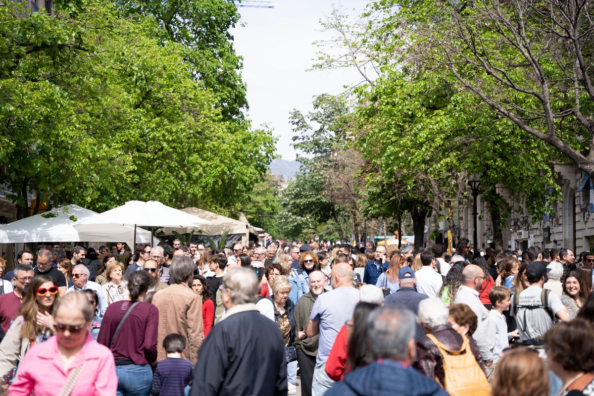 <div class='imageHoverDetail'>
             <p class='imageHoverTitle twoLineBreak'>Gent caminant per la Rambla entre les parades de llibres i roses.</p>
             <p class='imageHoverAutor oneLineBreak'>Autor: Mònica Moreno</p>
             <button class='imageHoverBtn'>Mostra els detalls de la imatge <span class='sr-only'>Gent caminant per la Rambla entre les parades de llibres i roses.</span></button>
             </div>