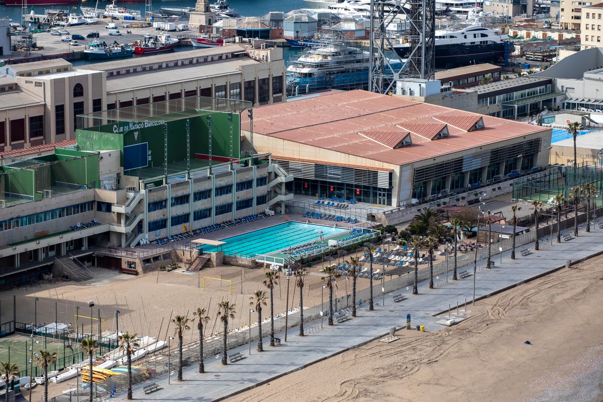 <div class='imageHoverDetail'>
             <p class='imageHoverTitle twoLineBreak'>Vistes del litoral barceloní. Club Natació Barcelona. Districte de Ciutat Vella.</p>
             <p class='imageHoverAutor oneLineBreak'>Autor: Edu Bayer</p>
             <button class='imageHoverBtn'>Mostra els detalls de la imatge <span class='sr-only'>Vistes del litoral barceloní. Club Natació Barcelona. Districte de Ciutat Vella.</span></button>
             </div>