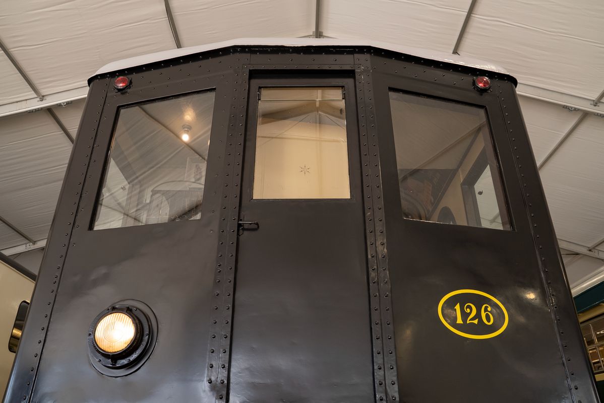 <div class='imageHoverDetail'>
             <p class='imageHoverTitle twoLineBreak'>Metro antic de l’exposició de vehicles històrics</p>
             <p class='imageHoverAutor oneLineBreak'>Autor: Martí Petit</p>
             <button class='imageHoverBtn'>Mostra els detalls de la imatge <span class='sr-only'>Metro antic de l’exposició de vehicles històrics</span></button>
             </div>