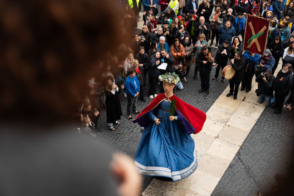 
             Baile de la gigantona Laia en la plaza de Sant Jaume vista desde el balcón de...
             Autor: Martí Petit
             Ver los detalles de la imagen Baile de la gigantona Laia en la plaza de Sant Jaume vista desde el balcón de...
             