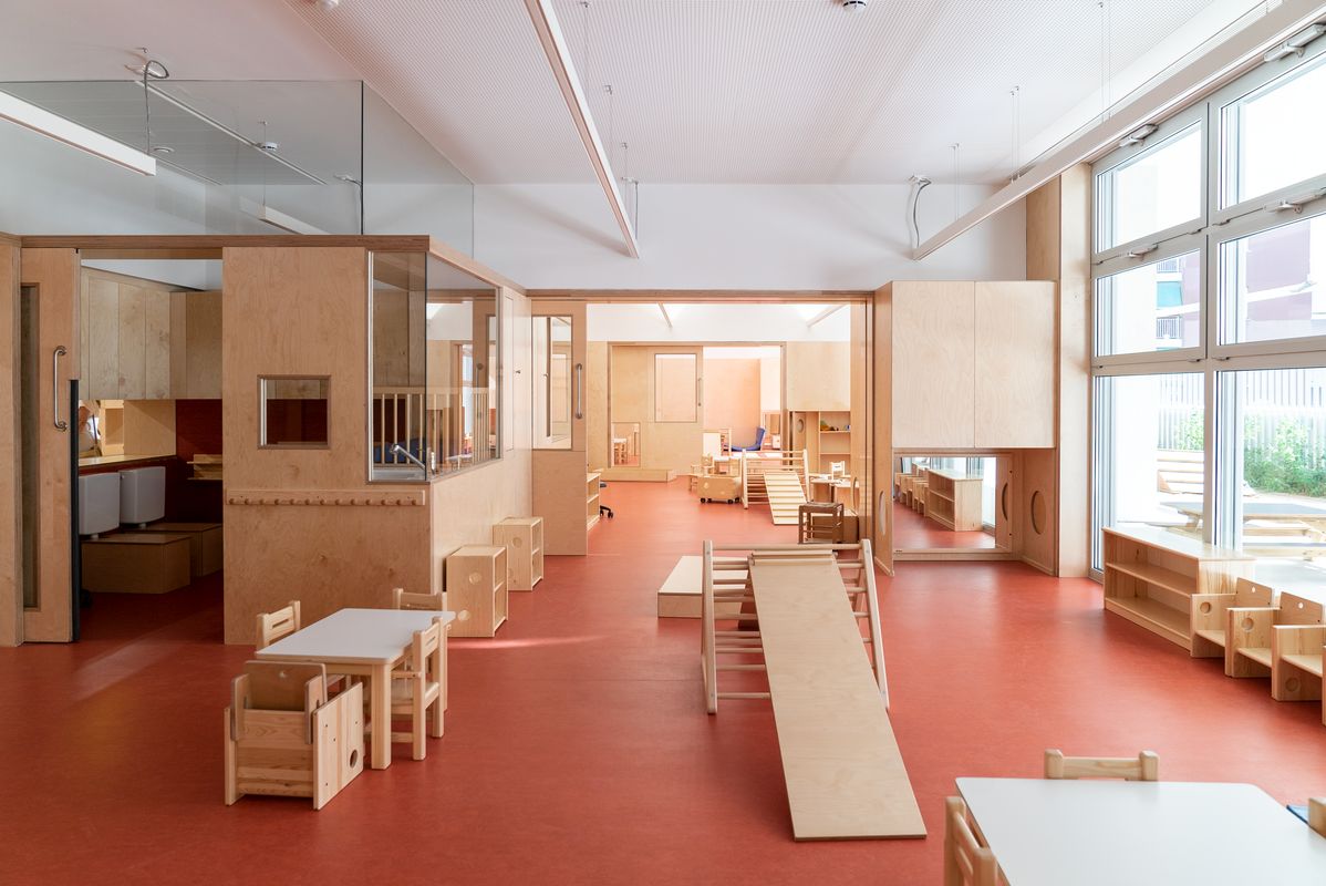 <div class='imageHoverDetail'>
             <p class='imageHoverTitle twoLineBreak'>Una de les aules de l'EBM Els Gats equipada amb cadires, taules i jocs infant...</p>
             <p class='imageHoverAutor oneLineBreak'>Autor: Mariona Gil</p>
             <button class='imageHoverBtn'>Mostra els detalls de la imatge <span class='sr-only'>Una de les aules de l'EBM Els Gats equipada amb cadires, taules i jocs infant...</span></button>
             </div>