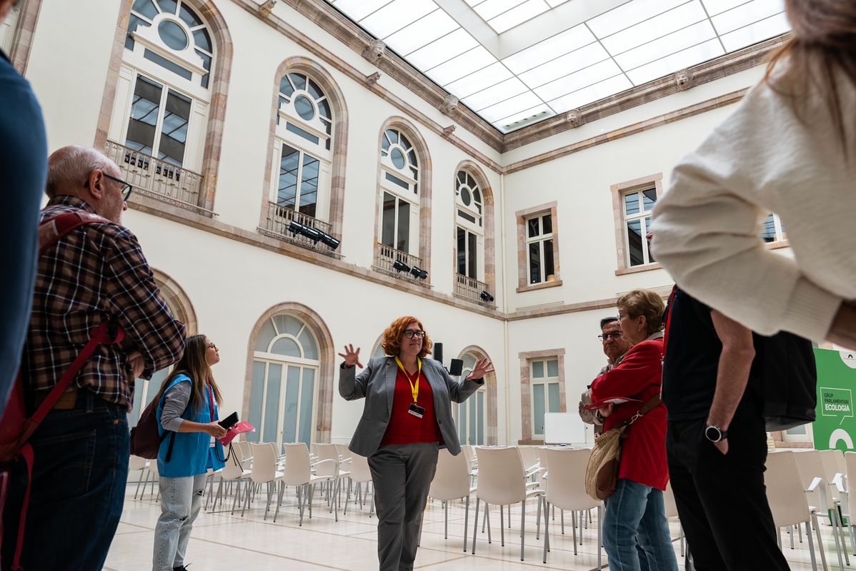 <div class='imageHoverDetail'>
             <p class='imageHoverTitle twoLineBreak'>Una mujer dirige la visita guiada al auditorio del Parlamento de Cataluña en ...</p>
             <p class='imageHoverAutor oneLineBreak'>Autor: Lucas Amillano</p>
             <button class='imageHoverBtn'>Ver los detalles de la imagen <span class='sr-only'>Una mujer dirige la visita guiada al auditorio del Parlamento de Cataluña en ...</span></button>
             </div>