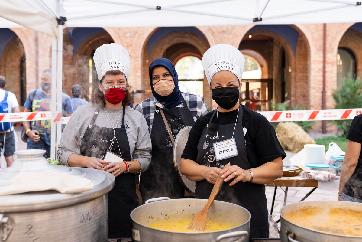 <div class='imageHoverDetail'>
             <p class='imageHoverTitle twoLineBreak'>Cuineres participants al Festival Sopes del Món amb les seves olles i cassole...</p>
             <p class='imageHoverAutor oneLineBreak'>Autor: Mariona Gil</p>
             <button class='imageHoverBtn'>Mostra els detalls de la imatge <span class='sr-only'>Cuineres participants al Festival Sopes del Món amb les seves olles i cassole...</span></button>
             </div>