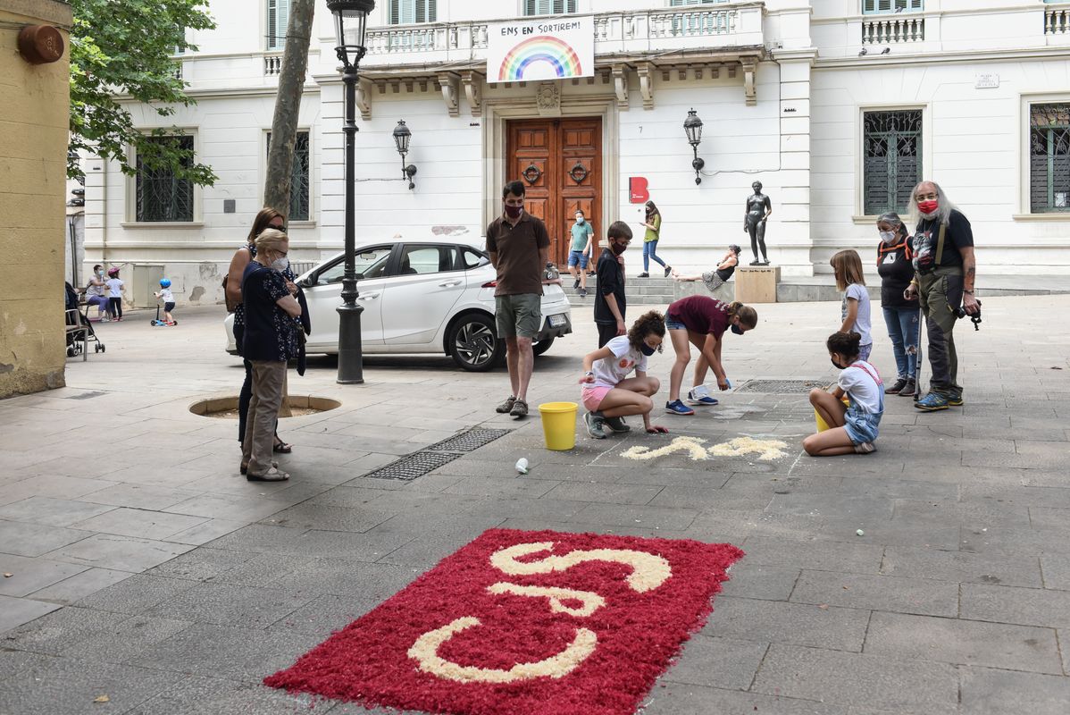 <div class='imageHoverDetail'>
             <p class='imageHoverTitle twoLineBreak'>Un grup de nens i adolescents elaboren una de les catifes florals a la plaça ...</p>
             <p class='imageHoverAutor oneLineBreak'>Autor: Jordi Estruch</p>
             <button class='imageHoverBtn'>Mostra els detalls de la imatge <span class='sr-only'>Un grup de nens i adolescents elaboren una de les catifes florals a la plaça ...</span></button>
             </div>