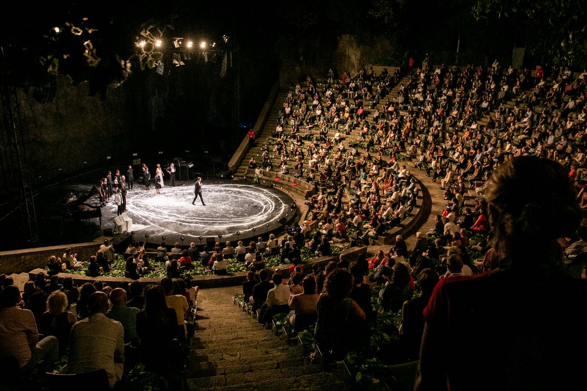 
             Vista general del Teatre Grec durant la inauguració amb l’espectacle “A tocar...
             Autor: Edu Bayer
             Mostra els detalls de la imatge Vista general del Teatre Grec durant la inauguració amb l’espectacle “A tocar...
             