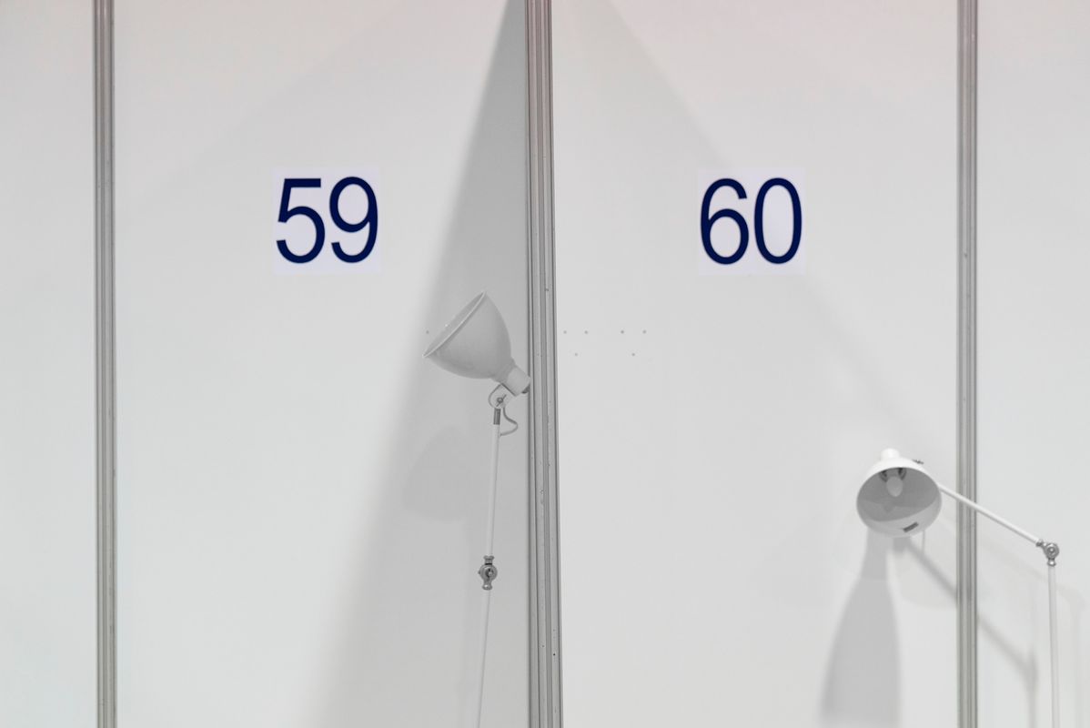 <div class='imageHoverDetail'>
             <p class='imageHoverTitle twoLineBreak'>Pavelló Salut Claror. Panells dels boxs</p>
             <p class='imageHoverAutor oneLineBreak'>Autor: Clara Soler Chopo</p>
             <button class='imageHoverBtn'>Mostra els detalls de la imatge <span class='sr-only'>Pavelló Salut Claror. Panells dels boxs</span></button>
             </div>