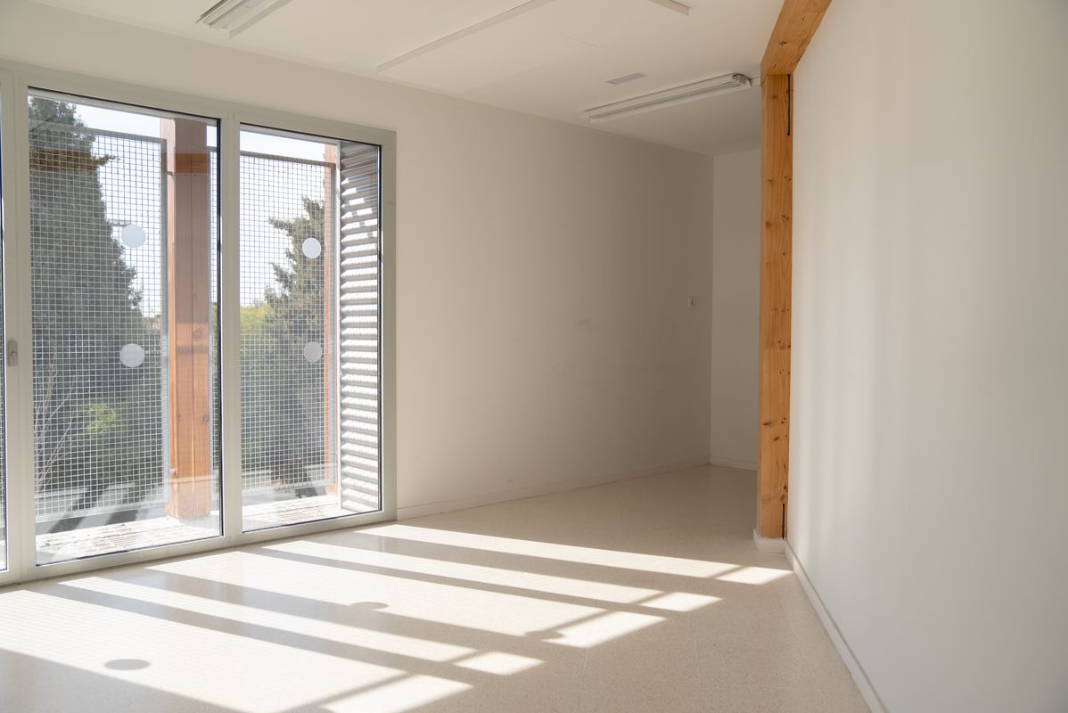 
             Habitació buida amb llum solar directa a través d