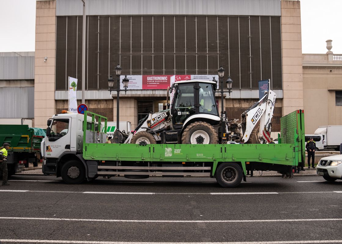 
             Camions amb una excavadora carregada per a la sortida de material de neteja a...
             Autor: Lucas Amillano
             Mostra els detalls de la imatge Camions amb una excavadora carregada per a la sortida de material de neteja a...
             