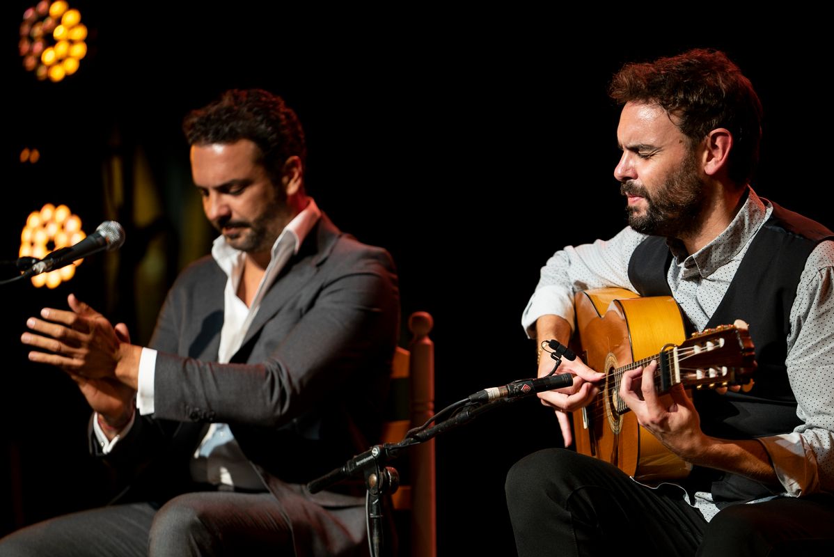 <div class='imageHoverDetail'>
             <p class='imageHoverTitle twoLineBreak'>Actuació del guitarrista Dani de Morón acompanyat del cantant de flamenc Matí...</p>
             <p class='imageHoverAutor oneLineBreak'>Autor: Mariona Gil</p>
             <button class='imageHoverBtn'>Mostra els detalls de la imatge <span class='sr-only'>Actuació del guitarrista Dani de Morón acompanyat del cantant de flamenc Matí...</span></button>
             </div>