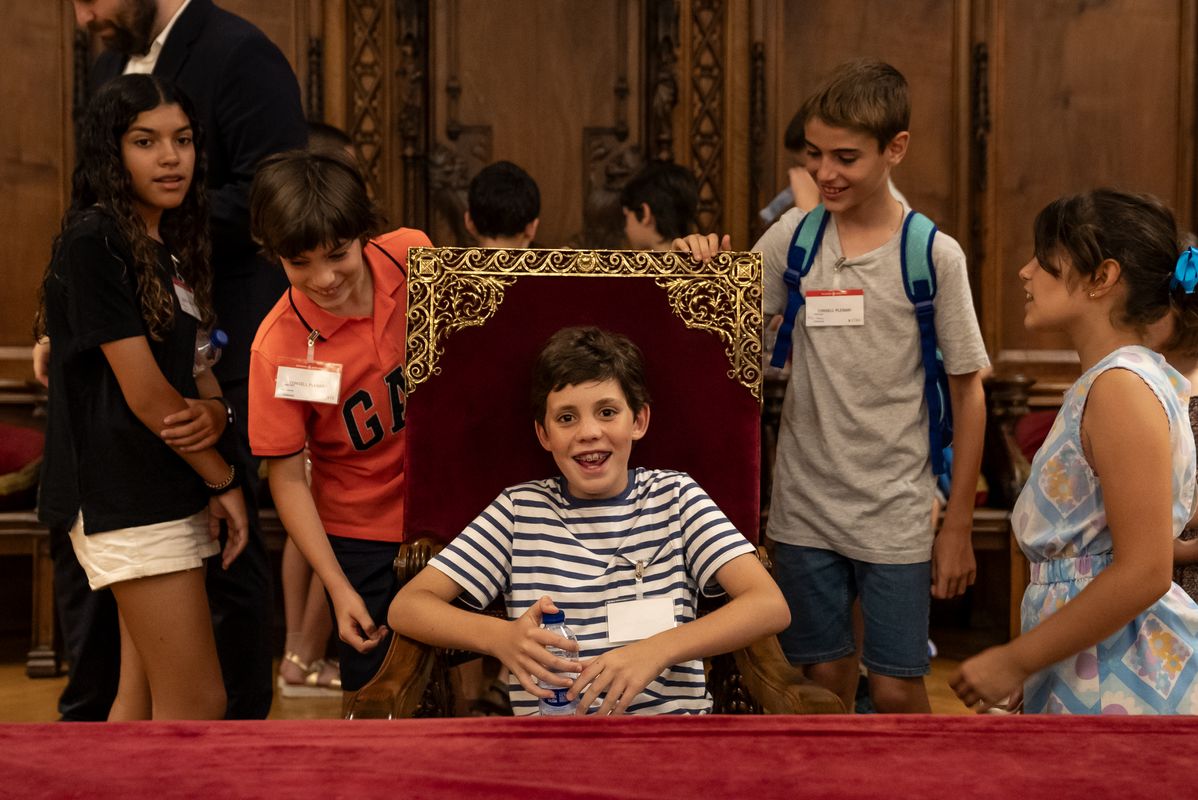 
             Un grupo del alumnado de la Escola del Mar visita el Saló de Cent y uno de el...
             Autor: Elena Pastor
             Ver los detalles de la imagen Un grupo del alumnado de la Escola del Mar visita el Saló de Cent y uno de el...
             