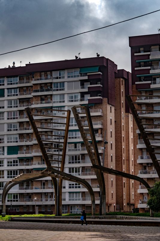 <div class='imageHoverDetail'>
             <p class='imageHoverTitle twoLineBreak'>Elements ornamentals de fusta i vidre al parc Central de Nou Barris. Una dona...</p>
             <p class='imageHoverAutor oneLineBreak'>Autor: Laura Guerrero</p>
             <button class='imageHoverBtn'>Mostra els detalls de la imatge <span class='sr-only'>Elements ornamentals de fusta i vidre al parc Central de Nou Barris. Una dona...</span></button>
             </div>