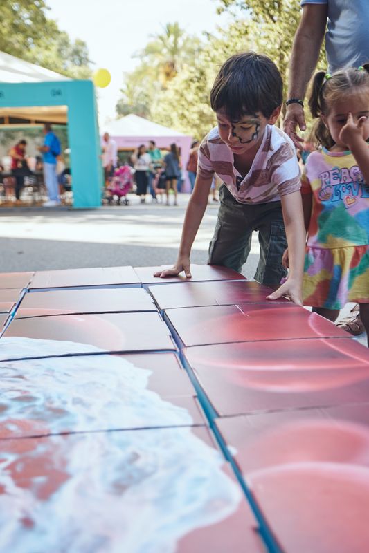 <div class='imageHoverDetail'>
             <p class='imageHoverTitle twoLineBreak'>Un infant col·loca una de les peces del trencaclosques científic gegant de la...</p>
             <p class='imageHoverAutor oneLineBreak'>Autor: Jordi Huerta Ferran</p>
             <button class='imageHoverBtn'>Mostra els detalls de la imatge <span class='sr-only'>Un infant col·loca una de les peces del trencaclosques científic gegant de la...</span></button>
             </div>