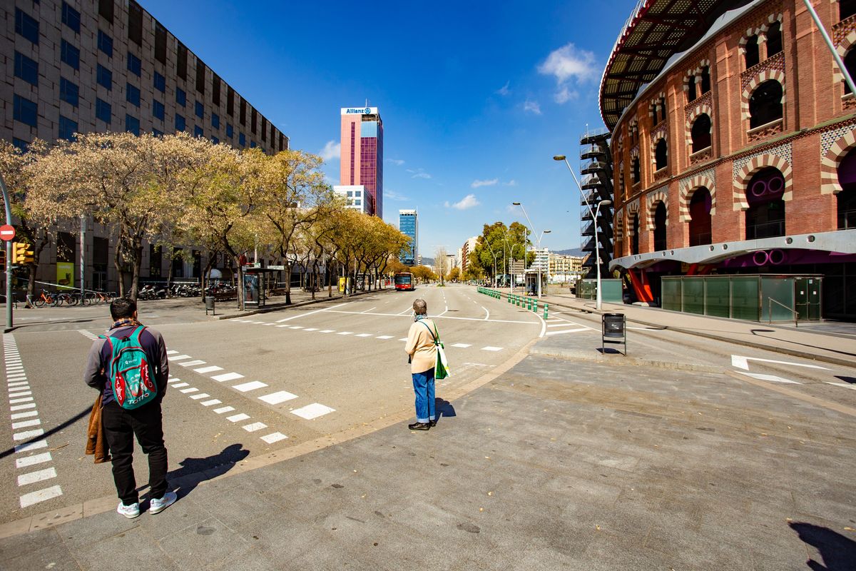 <div class='imageHoverDetail'>
             <p class='imageHoverTitle twoLineBreak'>Dues persones al pas de vianants del carrer de Tarragona amb la plaça d’Espan...</p>
             <p class='imageHoverAutor oneLineBreak'>Autor: Marc Lozano</p>
             <button class='imageHoverBtn'>Mostra els detalls de la imatge <span class='sr-only'>Dues persones al pas de vianants del carrer de Tarragona amb la plaça d’Espan...</span></button>
             </div>