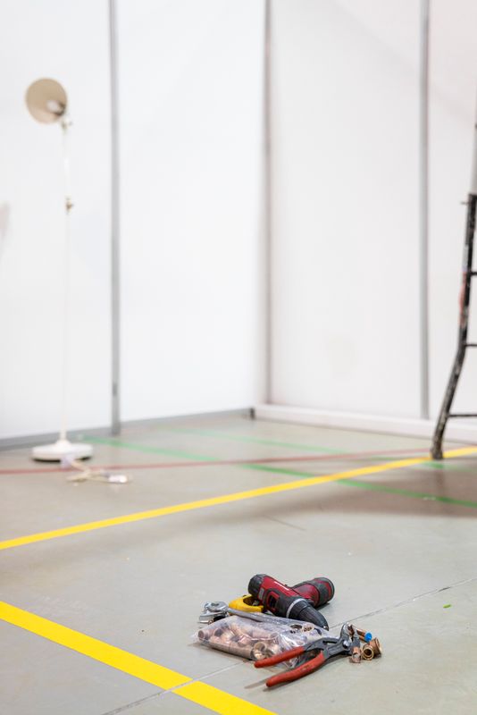 <div class='imageHoverDetail'>
             <p class='imageHoverTitle twoLineBreak'>Pavelló Salut Claror. Trepant i clau anglesa sobre la pista deixades per algu...</p>
             <p class='imageHoverAutor oneLineBreak'>Autor: Clara Soler Chopo</p>
             <button class='imageHoverBtn'>Mostra els detalls de la imatge <span class='sr-only'>Pavelló Salut Claror. Trepant i clau anglesa sobre la pista deixades per algu...</span></button>
             </div>