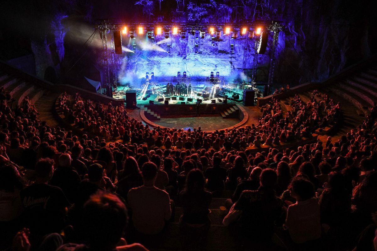 <div class='imageHoverDetail'>
             <p class='imageHoverTitle twoLineBreak'>Vista general de l'escenari i del públic durant el concert del grup de música...</p>
             <p class='imageHoverAutor oneLineBreak'>Autor: Christian Bertrand</p>
             <button class='imageHoverBtn'>Mostra els detalls de la imatge <span class='sr-only'>Vista general de l'escenari i del públic durant el concert del grup de música...</span></button>
             </div>