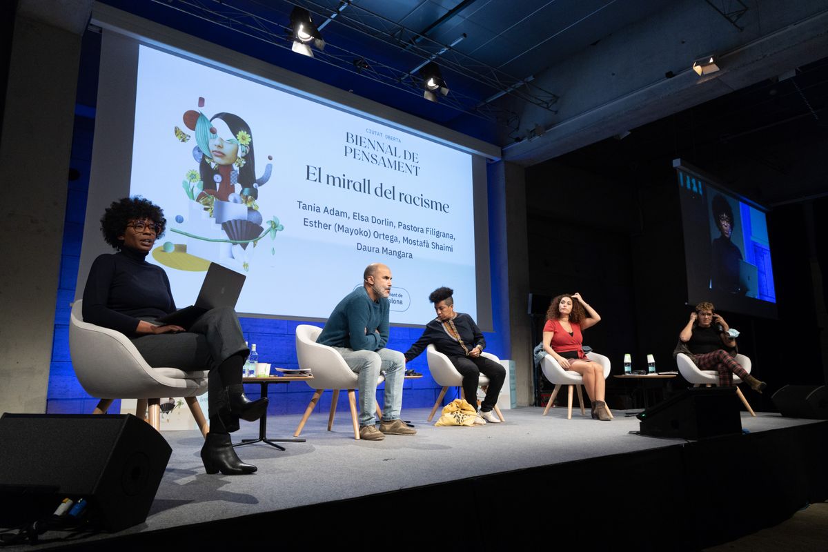 <div class='imageHoverDetail'>
             <p class='imageHoverTitle twoLineBreak'>Taula rodona "El mirall del racisme" a la plaça de Joan Coromines amb la part...</p>
             <p class='imageHoverAutor oneLineBreak'>Autor: Miquel Taverna</p>
             <button class='imageHoverBtn'>Mostra els detalls de la imatge <span class='sr-only'>Taula rodona "El mirall del racisme" a la plaça de Joan Coromines amb la part...</span></button>
             </div>