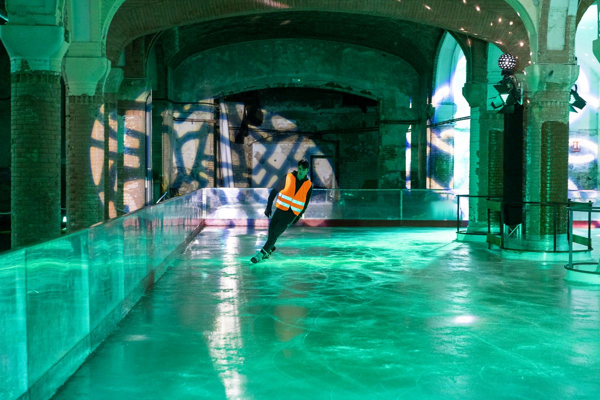 
             Un noi amb una armilla reflectant patinant sobre gel al recinte modernista de...
             Autor: Edu Bayer
             Mostra els detalls de la imatge Un noi amb una armilla reflectant patinant sobre gel al recinte modernista de...
             