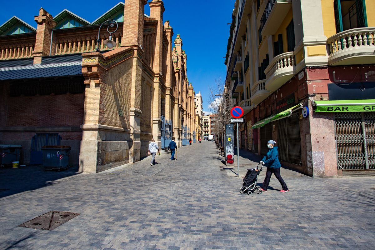 <div class='imageHoverDetail'>
             <p class='imageHoverTitle twoLineBreak'>Carrer de Sant Jordi amb gent al voltant del Mercat de Sants. Districte de Sa...</p>
             <p class='imageHoverAutor oneLineBreak'>Autor: Marc Lozano</p>
             <button class='imageHoverBtn'>Mostra els detalls de la imatge <span class='sr-only'>Carrer de Sant Jordi amb gent al voltant del Mercat de Sants. Districte de Sa...</span></button>
             </div>