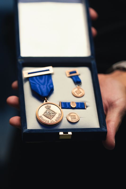 <div class='imageHoverDetail'>
             <p class='imageHoverTitle twoLineBreak'>Medalles al mèrit de la Guàrdia Urbana del lliurament de les medalles al mèri...</p>
             <p class='imageHoverAutor oneLineBreak'>Autor: Isaac Carbonell</p>
             <button class='imageHoverBtn'>Mostra els detalls de la imatge <span class='sr-only'>Medalles al mèrit de la Guàrdia Urbana del lliurament de les medalles al mèri...</span></button>
             </div>