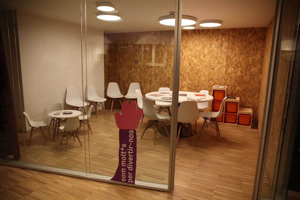 <div class='imageHoverDetail'>
             <p class='imageHoverTitle twoLineBreak'>Sala de reunions amb taules per a nens al Centre LGTBI de Barcelona</p>
             <p class='imageHoverAutor oneLineBreak'>Autor: Laura Carrau</p>
             <button class='imageHoverBtn'>Mostra els detalls de la imatge <span class='sr-only'>Sala de reunions amb taules per a nens al Centre LGTBI de Barcelona</span></button>
             </div>