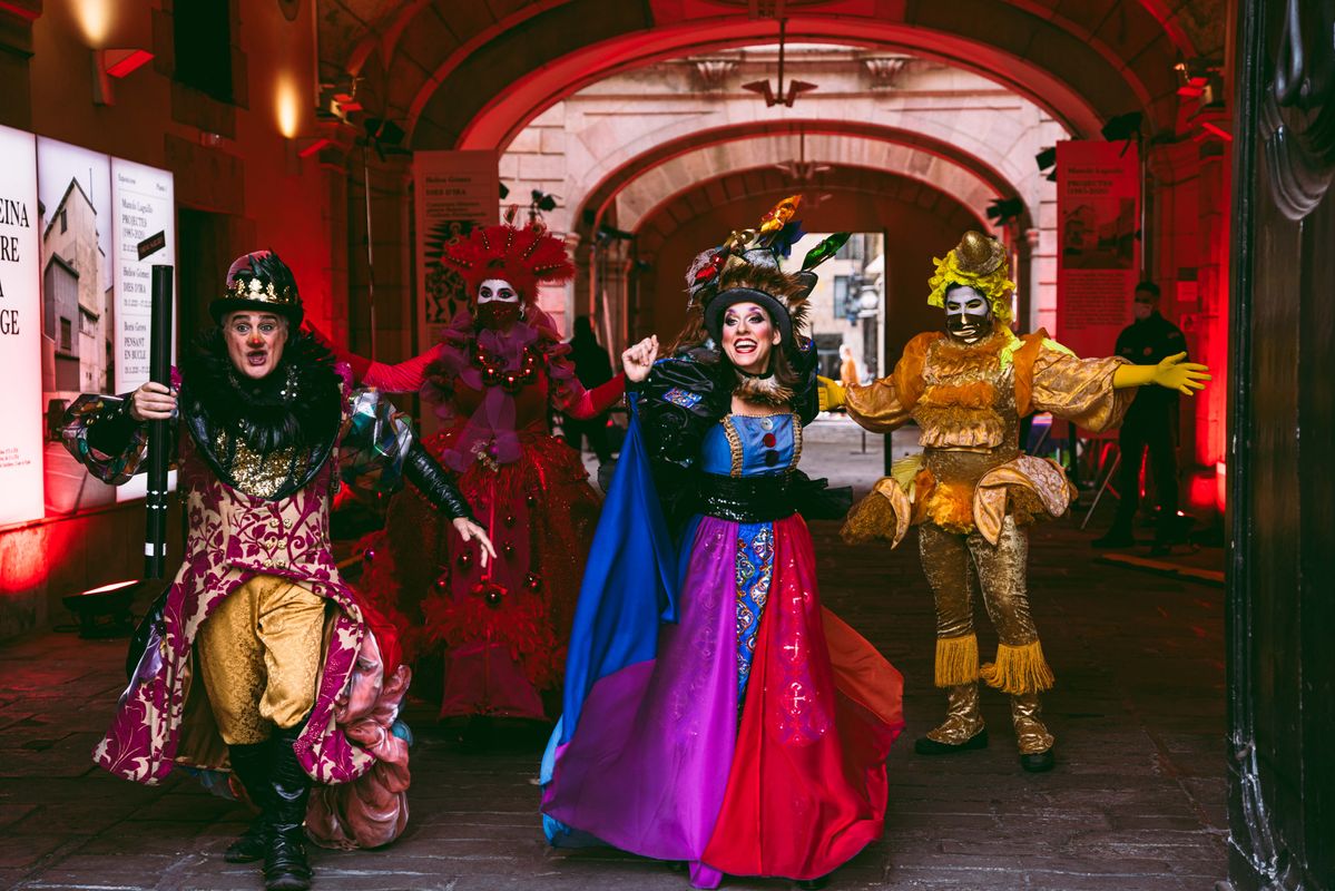 <div class='imageHoverDetail'>
             <p class='imageHoverTitle twoLineBreak'>Sortida del rei Carnestoltes i la reina Belluga del Palau de la Virreina acom...</p>
             <p class='imageHoverAutor oneLineBreak'>Autor: Marc Grifo</p>
             <button class='imageHoverBtn'>Mostra els detalls de la imatge <span class='sr-only'>Sortida del rei Carnestoltes i la reina Belluga del Palau de la Virreina acom...</span></button>
             </div>