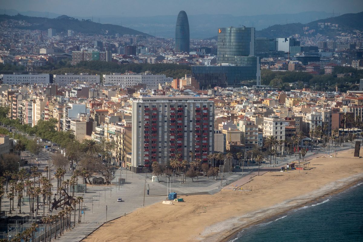 <div class='imageHoverDetail'>
             <p class='imageHoverTitle twoLineBreak'>Vistes del litoral barceloní i de la ciutat des de l’Hotel W amb les platges,...</p>
             <p class='imageHoverAutor oneLineBreak'>Autor: Edu Bayer</p>
             <button class='imageHoverBtn'>Mostra els detalls de la imatge <span class='sr-only'>Vistes del litoral barceloní i de la ciutat des de l’Hotel W amb les platges,...</span></button>
             </div>