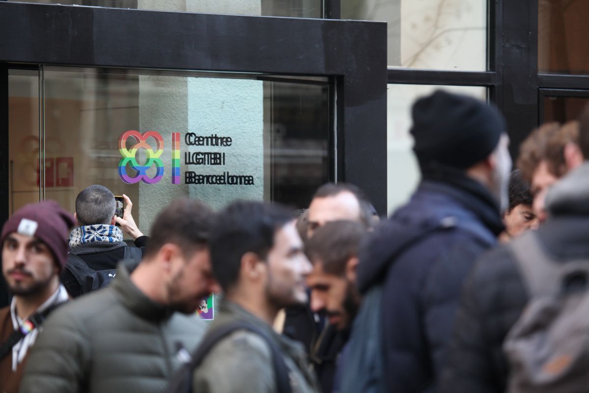 <div class='imageHoverDetail'>
             <p class='imageHoverTitle twoLineBreak'>Porta d'entrada del Centre LGTBI de Barcelona amb persones a l'exterior esper...</p>
             <p class='imageHoverAutor oneLineBreak'>Autor: Laura Carrau</p>
             <button class='imageHoverBtn'>Mostra els detalls de la imatge <span class='sr-only'>Porta d'entrada del Centre LGTBI de Barcelona amb persones a l'exterior esper...</span></button>
             </div>