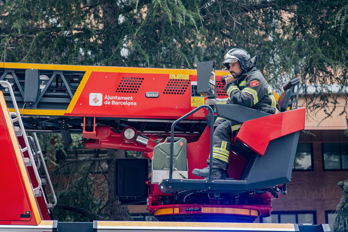 <div class='imageHoverDetail'>
             <p class='imageHoverTitle twoLineBreak'>Un membre del cos de Bombers de Barcelona pujat a la plataforma d’unes escale...</p>
             <p class='imageHoverAutor oneLineBreak'>Autor: Sergio Ramos Ladevesa</p>
             <button class='imageHoverBtn'>Mostra els detalls de la imatge <span class='sr-only'>Un membre del cos de Bombers de Barcelona pujat a la plataforma d’unes escale...</span></button>
             </div>