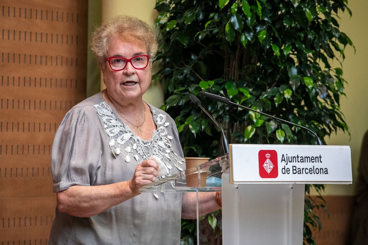 <div class='imageHoverDetail'>
             <p class='imageHoverTitle twoLineBreak'>Parlament de Custodia Moreno</p>
             <p class='imageHoverAutor oneLineBreak'>Autor: Edu Bayer</p>
             <button class='imageHoverBtn'>Mostra els detalls de la imatge <span class='sr-only'>Parlament de Custodia Moreno</span></button>
             </div>