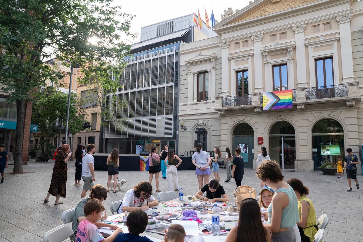 
             Infants i joves fan el taller de fanzín de la Revolta Queer: jornada festiva ...
             Autor: Martí Petit
             Mostra els detalls de la imatge Infants i joves fan el taller de fanzín de la Revolta Queer: jornada festiva ...
             