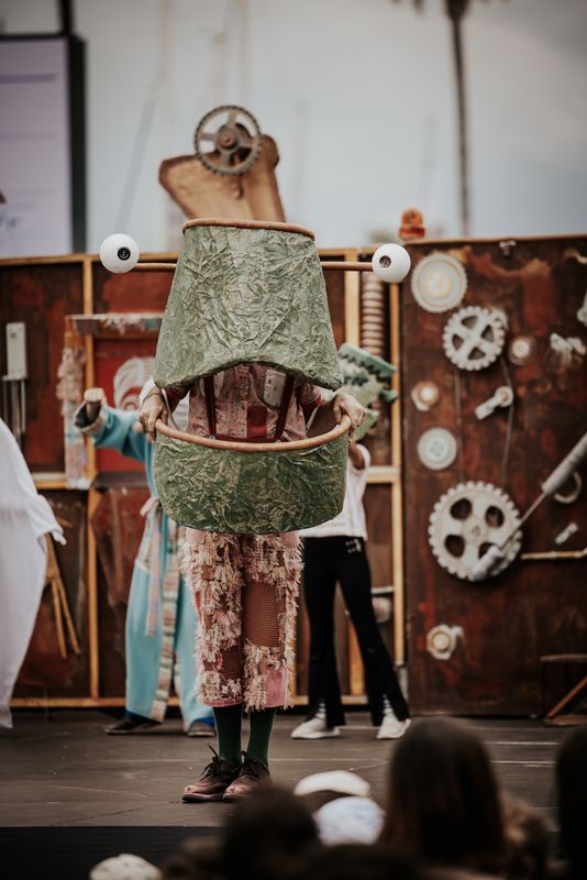 <div class='imageHoverDetail'>
             <p class='imageHoverTitle twoLineBreak'>Moment de l'actuació de la companyia Markeliñe amb uns infants durant l'obra ...</p>
             <p class='imageHoverAutor oneLineBreak'>Autor: Andrea Silván</p>
             <button class='imageHoverBtn'>Mostra els detalls de la imatge <span class='sr-only'>Moment de l'actuació de la companyia Markeliñe amb uns infants durant l'obra ...</span></button>
             </div>