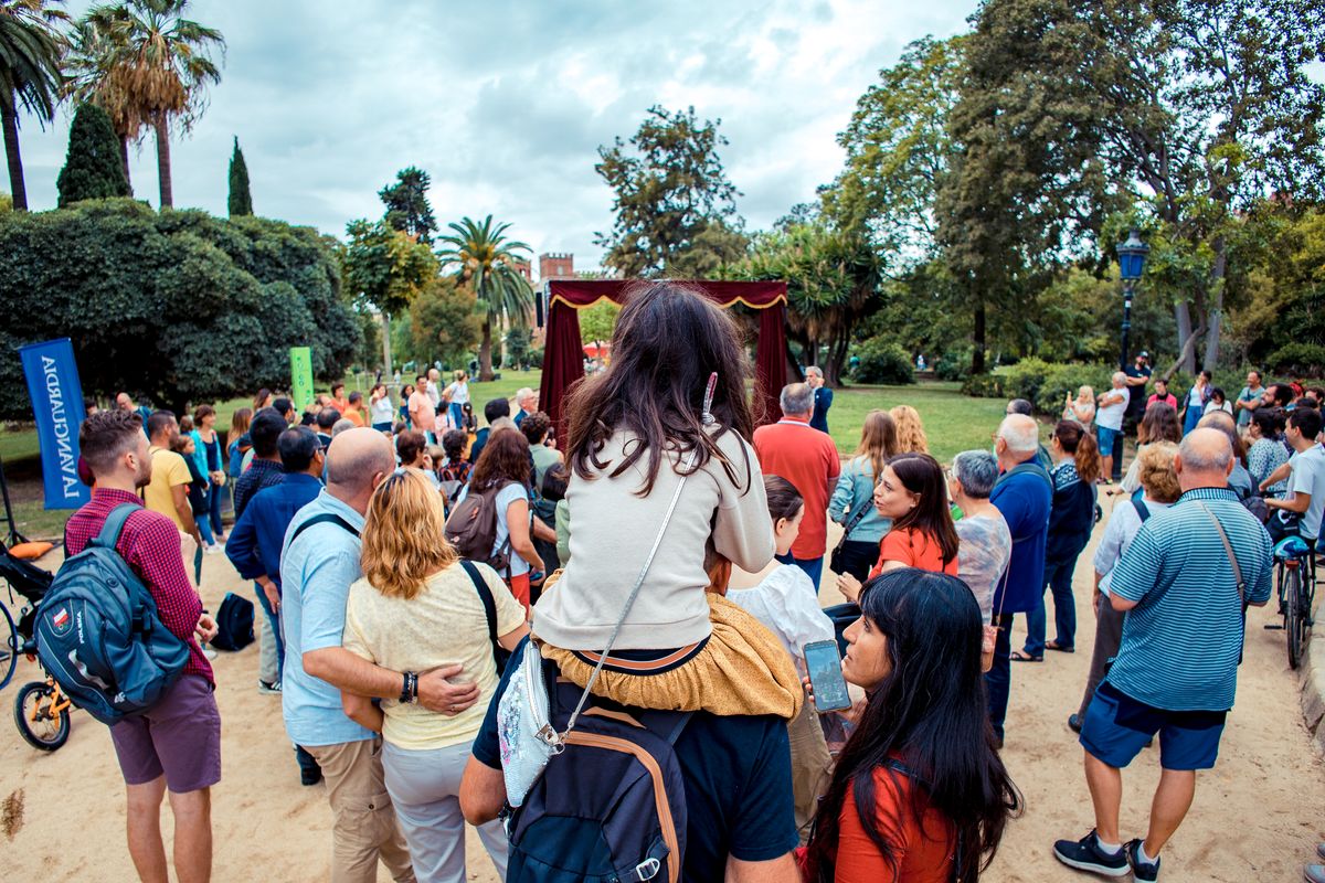 <div class='imageHoverDetail'>
             <p class='imageHoverTitle twoLineBreak'>Públic al voltant d’un dels espectacles del Mac Festival al parc de la Ciutad...</p>
             <p class='imageHoverAutor oneLineBreak'>Autor: Christian Bertrand</p>
             <button class='imageHoverBtn'>Mostra els detalls de la imatge <span class='sr-only'>Públic al voltant d’un dels espectacles del Mac Festival al parc de la Ciutad...</span></button>
             </div>
