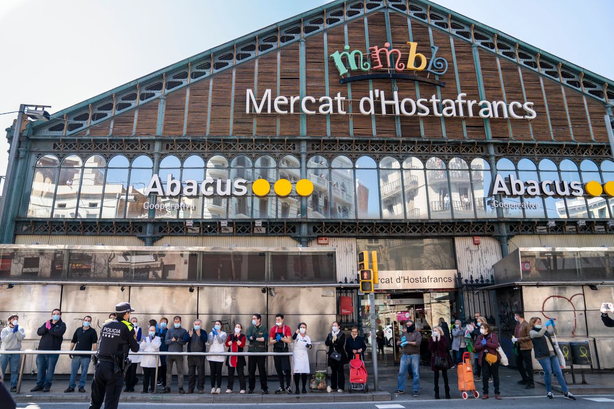 
             Paradistes i clients del Mercat d