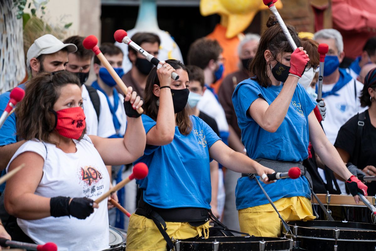 <div class='imageHoverDetail'>
             <p class='imageHoverTitle twoLineBreak'>Membres de la Diabòlica de Gràcia i de la Vella de Gràcia tocant els tambors ...</p>
             <p class='imageHoverAutor oneLineBreak'>Autor: Paula Jaume</p>
             <button class='imageHoverBtn'>Mostra els detalls de la imatge <span class='sr-only'>Membres de la Diabòlica de Gràcia i de la Vella de Gràcia tocant els tambors ...</span></button>
             </div>