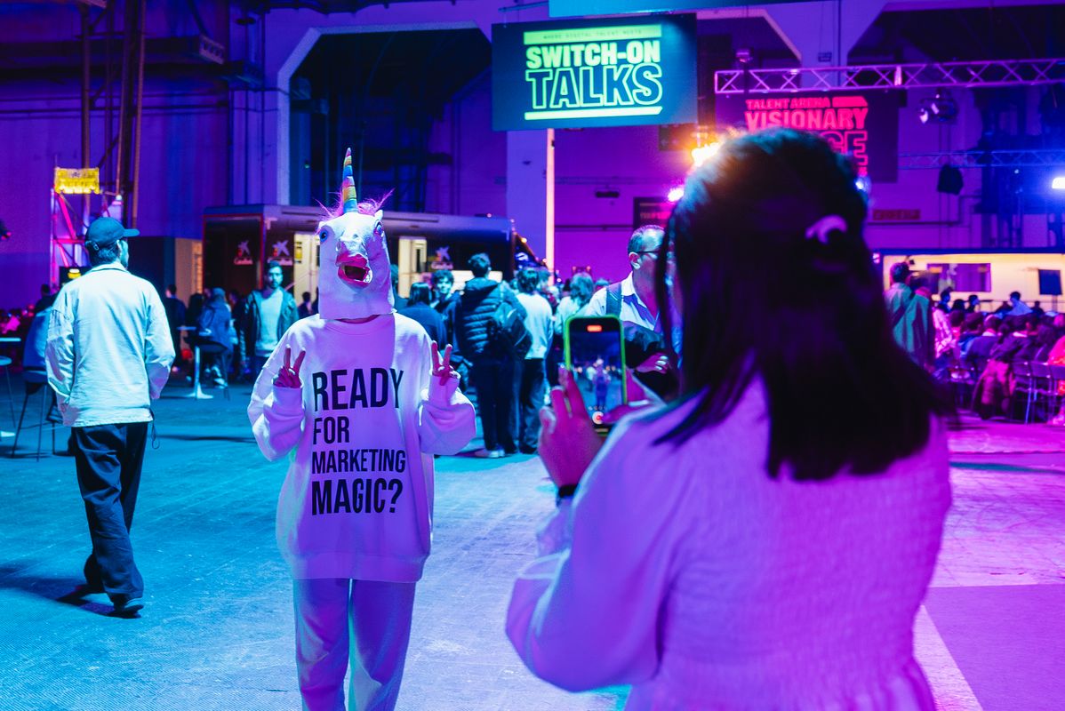 
             Una noia fotografia una persona amb una màscara d’unicorn al Talent Arena
             Autor: Júlia Arnau
             Mostra els detalls de la imatge Una noia fotografia una persona amb una màscara d’unicorn al Talent Arena
             