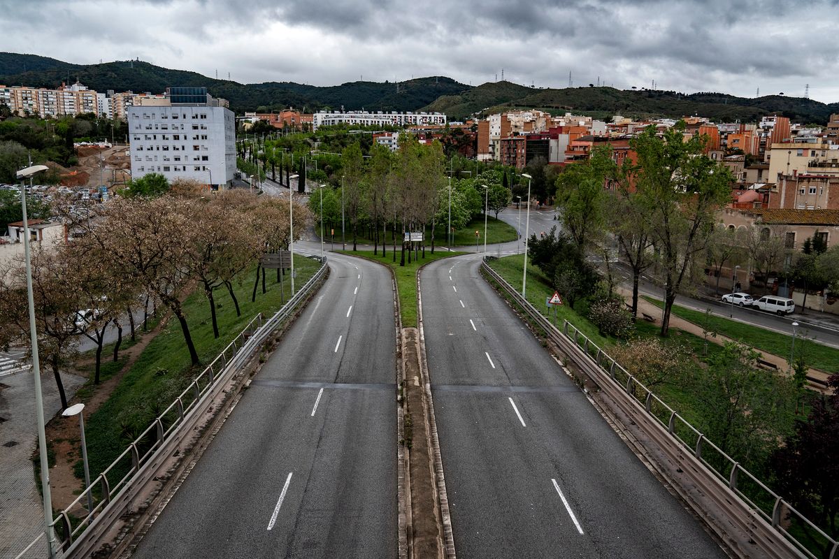 <div class='imageHoverDetail'>
             <p class='imageHoverTitle twoLineBreak'>Sortida del túnel de la Rovira al voltant de la plaça de l’Estatut amb vistes...</p>
             <p class='imageHoverAutor oneLineBreak'>Autor: Laura Guerrero</p>
             <button class='imageHoverBtn'>Mostra els detalls de la imatge <span class='sr-only'>Sortida del túnel de la Rovira al voltant de la plaça de l’Estatut amb vistes...</span></button>
             </div>