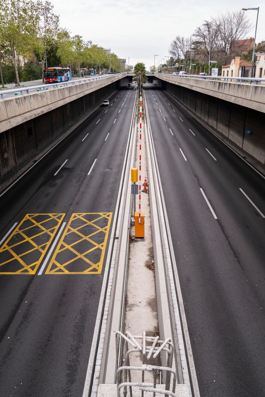 <div class='imageHoverDetail'>
             <p class='imageHoverTitle twoLineBreak'>Ronda de Dalt a mig matí amb un sol cotxe a l’altura de l’Institut Vall d’Hebron</p>
             <p class='imageHoverAutor oneLineBreak'>Autor: Isaac Planella</p>
             <button class='imageHoverBtn'>Mostra els detalls de la imatge <span class='sr-only'>Ronda de Dalt a mig matí amb un sol cotxe a l’altura de l’Institut Vall d’Hebron</span></button>
             </div>