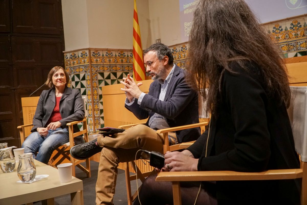 <div class='imageHoverDetail'>
             <p class='imageHoverTitle twoLineBreak'>Intervenció de Marta Sales, Mariángeles Serrano i Michele Catanzaro durant la...</p>
             <p class='imageHoverAutor oneLineBreak'>Autor: Martín Dutil</p>
             <button class='imageHoverBtn'>Mostra els detalls de la imatge <span class='sr-only'>Intervenció de Marta Sales, Mariángeles Serrano i Michele Catanzaro durant la...</span></button>
             </div>