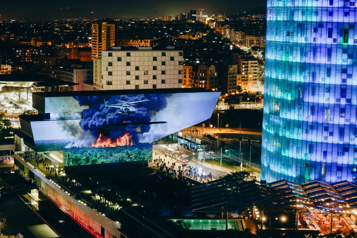 <div class='imageHoverDetail'>
             <p class='imageHoverTitle twoLineBreak'>Instal·lació artística 'Gènesi.IA', de Joan Fontcuberta, al Festival Llum BCN...</p>
             <p class='imageHoverAutor oneLineBreak'>Autor: Xavi Torrent</p>
             <button class='imageHoverBtn'>Mostra els detalls de la imatge <span class='sr-only'>Instal·lació artística 'Gènesi.IA', de Joan Fontcuberta, al Festival Llum BCN...</span></button>
             </div>