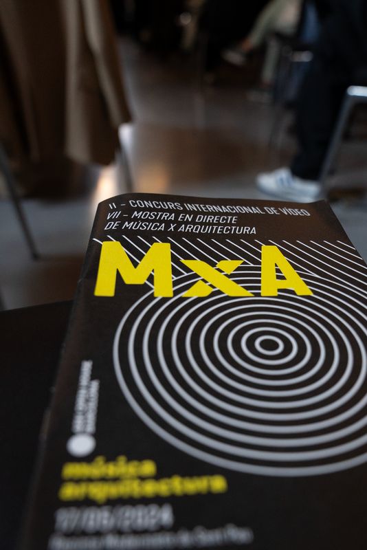 <div class='imageHoverDetail'>
             <p class='imageHoverTitle twoLineBreak'>Folleto con la imagen gráfica del acto Música × Arquitectura.</p>
             <p class='imageHoverAutor oneLineBreak'>Autor: Albert Mitjavila</p>
             <button class='imageHoverBtn'>Ver los detalles de la imagen <span class='sr-only'>Folleto con la imagen gráfica del acto Música × Arquitectura.</span></button>
             </div>