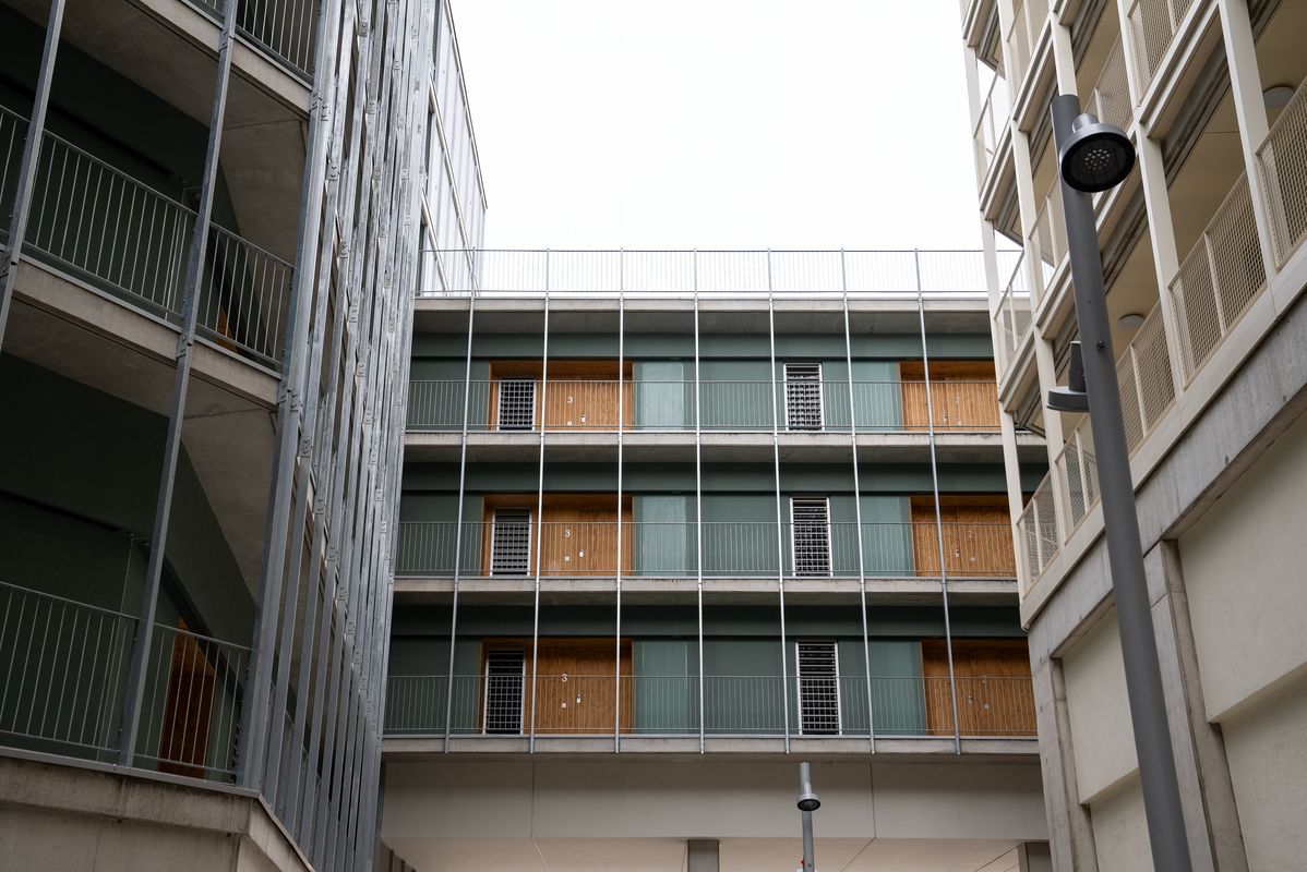 
             Balconades interiors de l’edifici d’habitatge públic de l’Illa Glòries
             Autor: Martí Petit
             Mostra els detalls de la imatge Balconades interiors de l’edifici d’habitatge públic de l’Illa Glòries
             