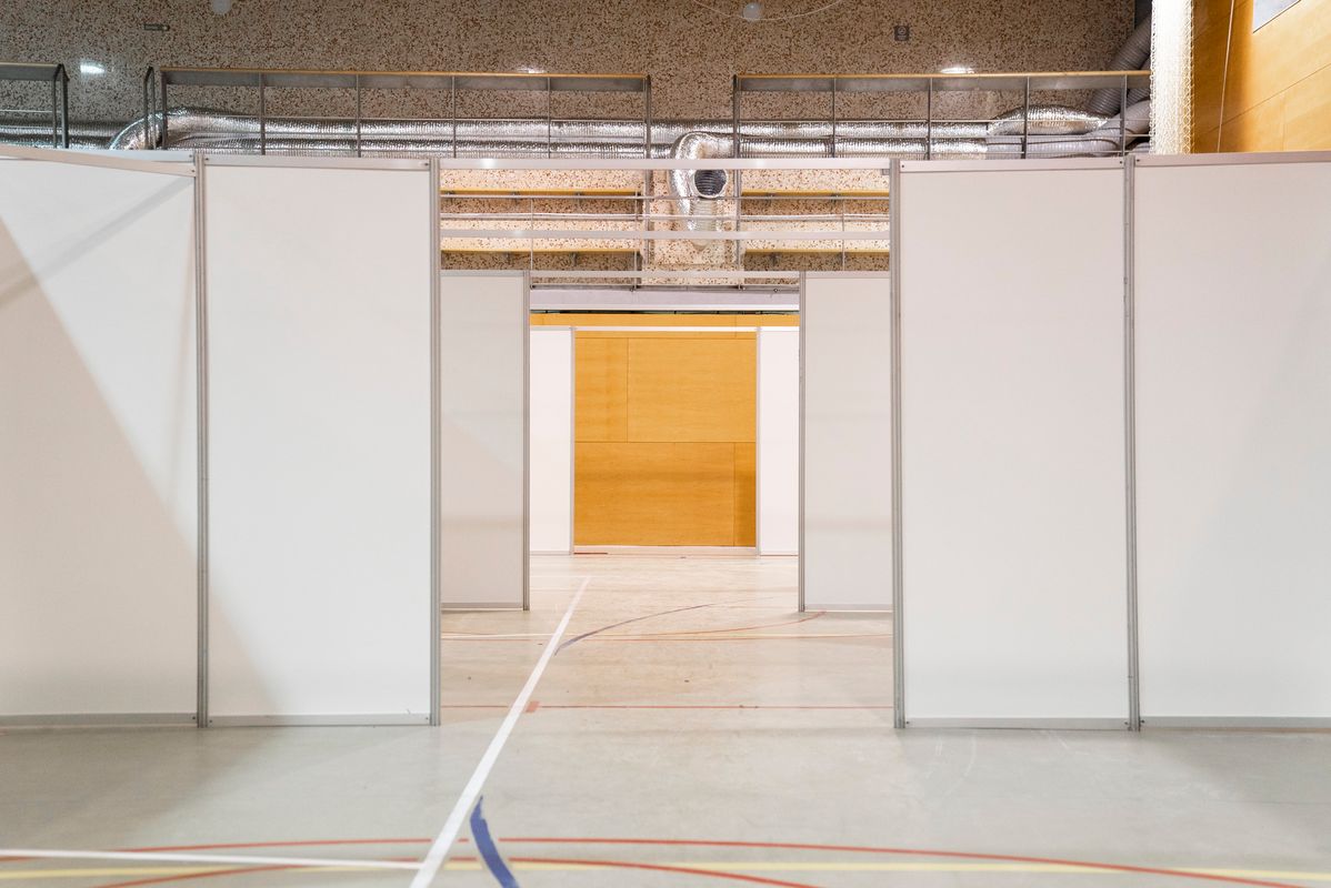 <div class='imageHoverDetail'>
             <p class='imageHoverTitle twoLineBreak'>Pista del CEM Claror Barceloneta amb l’emplafonat sobre la pista</p>
             <p class='imageHoverAutor oneLineBreak'>Autor: Clara Soler Chopo</p>
             <button class='imageHoverBtn'>Mostra els detalls de la imatge <span class='sr-only'>Pista del CEM Claror Barceloneta amb l’emplafonat sobre la pista</span></button>
             </div>