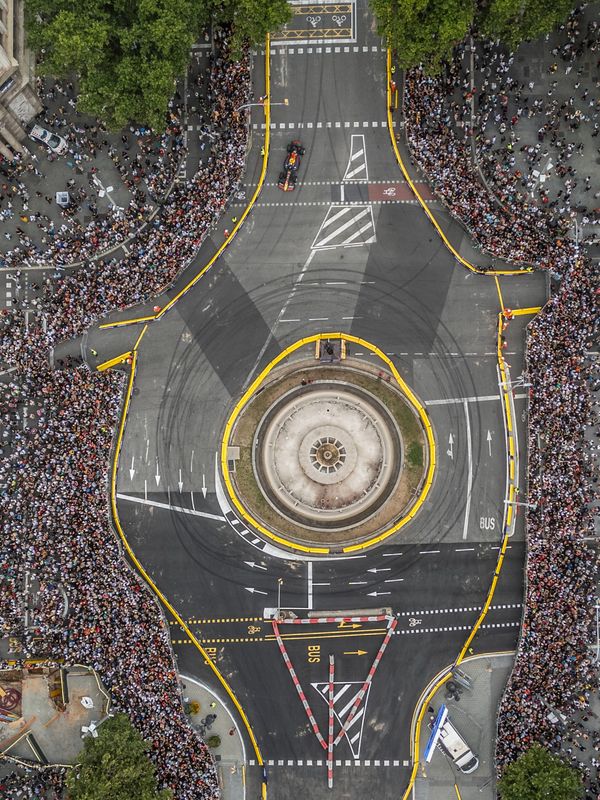 
             Vista d’un cotxe participant al ‘road show’ de Fórmula 1, a la intersecció en...
             Autor: Paula Jaume
             Mostra els detalls de la imatge Vista d’un cotxe participant al ‘road show’ de Fórmula 1, a la intersecció en...
             