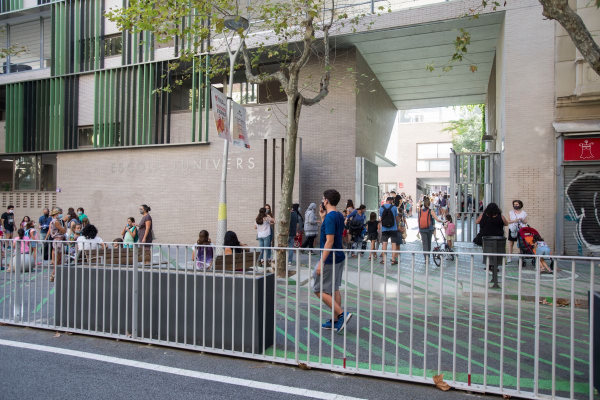 <div class='imageHoverDetail'>
             <p class='imageHoverTitle twoLineBreak'>Vista de la  zona pacificada davant de l’Escola l’Univers, al carrer de Bailè...</p>
             <p class='imageHoverAutor oneLineBreak'>Autor: Òscar Giralt</p>
             <button class='imageHoverBtn'>Mostra els detalls de la imatge <span class='sr-only'>Vista de la  zona pacificada davant de l’Escola l’Univers, al carrer de Bailè...</span></button>
             </div>