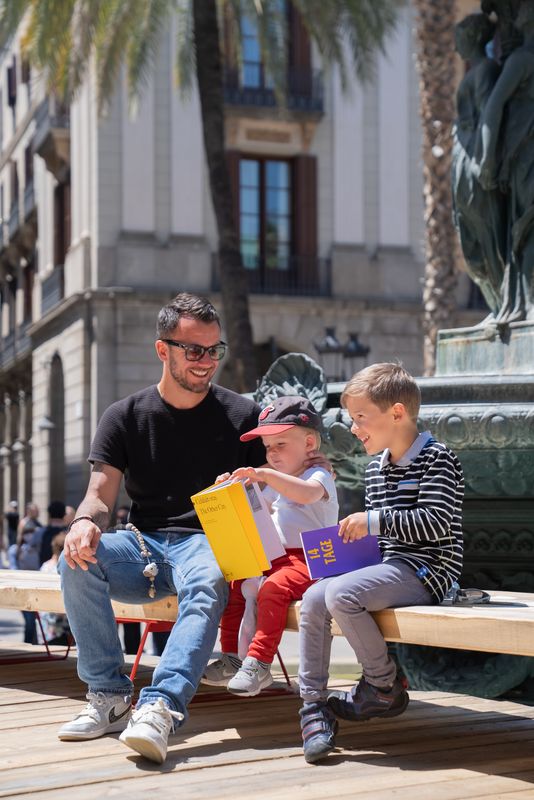 <div class='imageHoverDetail'>
             <p class='imageHoverTitle twoLineBreak'>Una família amb infants fulleja llibres sobre arquitectura a l'espai de Llibr...</p>
             <p class='imageHoverAutor oneLineBreak'>Autor: Laura Piqué</p>
             <button class='imageHoverBtn'>Mostra els detalls de la imatge <span class='sr-only'>Una família amb infants fulleja llibres sobre arquitectura a l'espai de Llibr...</span></button>
             </div>