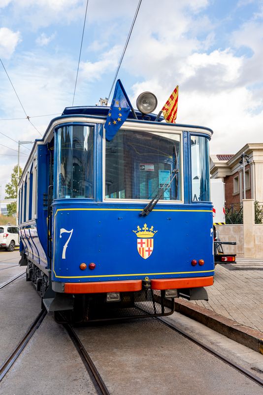 <div class='imageHoverDetail'>
             <p class='imageHoverTitle twoLineBreak'>El Tramvia Blau el dia de la trobada amb entitats de tramvia</p>
             <p class='imageHoverAutor oneLineBreak'>Autor: Cristina Salarich</p>
             <button class='imageHoverBtn'>Mostra els detalls de la imatge <span class='sr-only'>El Tramvia Blau el dia de la trobada amb entitats de tramvia</span></button>
             </div>