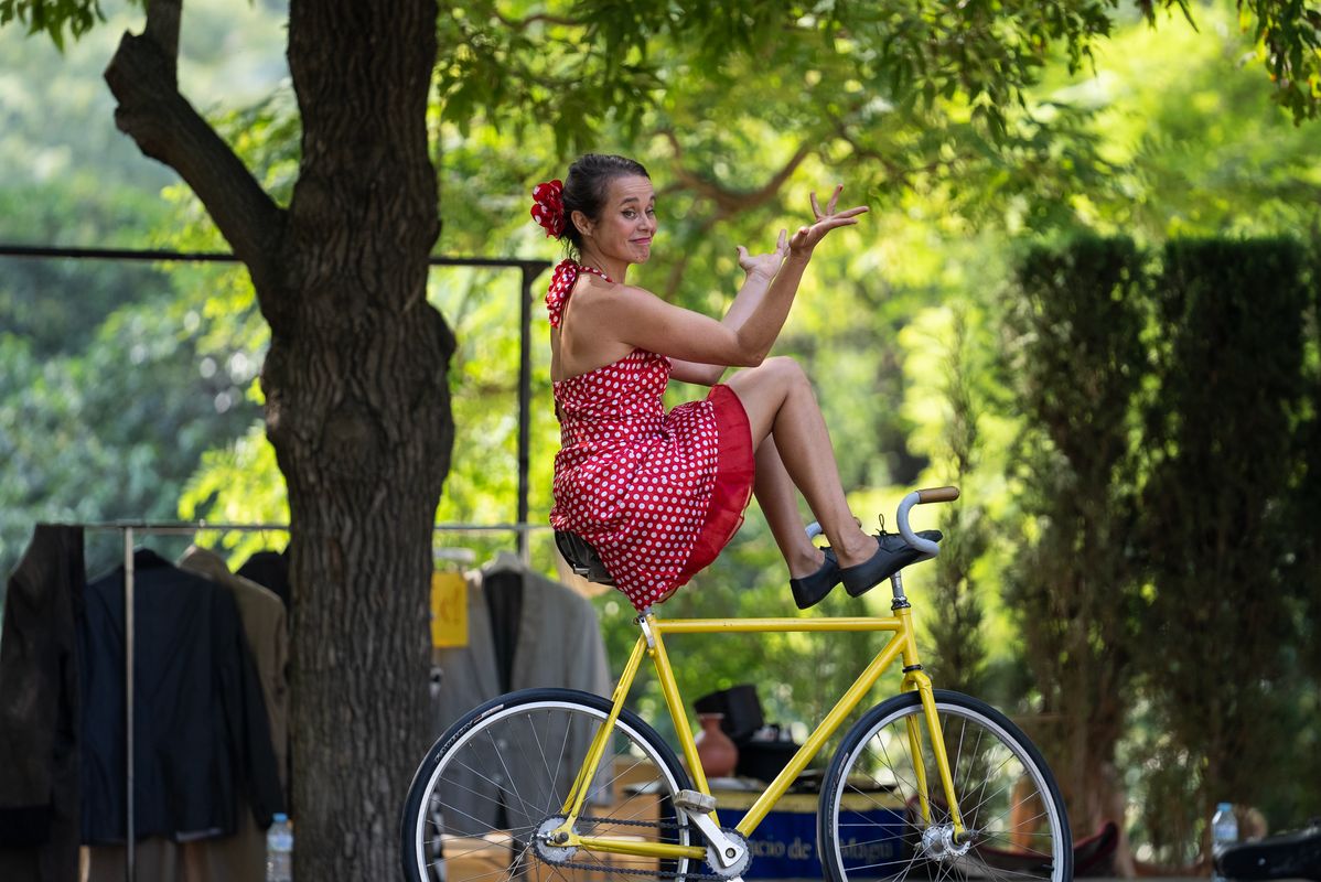 
             Jessica Arpin, sentada en una bicicleta durante el espectáculo 