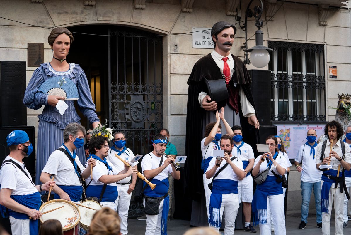 <div class='imageHoverDetail'>
             <p class='imageHoverTitle twoLineBreak'>Toc d’inici de la Festa Major de Gràcia amb els gegants de Gràcia plantats d...</p>
             <p class='imageHoverAutor oneLineBreak'>Autor: Paula Jaume</p>
             <button class='imageHoverBtn'>Mostra els detalls de la imatge <span class='sr-only'>Toc d’inici de la Festa Major de Gràcia amb els gegants de Gràcia plantats d...</span></button>
             </div>