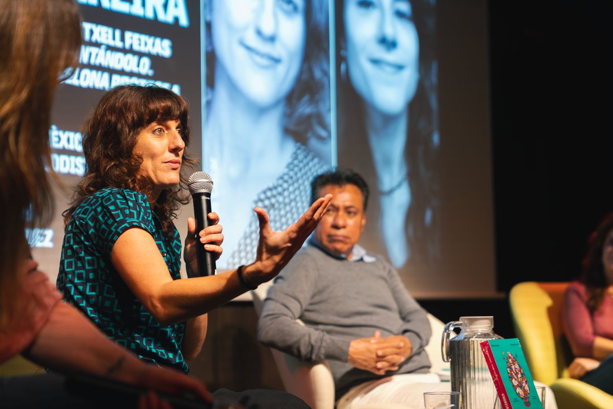 <div class='imageHoverDetail'>
             <p class='imageHoverTitle twoLineBreak'>Sandra Vicente Barreira interviene en la presentación de “Seguir contándolo. ...</p>
             <p class='imageHoverAutor oneLineBreak'>Autor: Isaac Carbonell</p>
             <button class='imageHoverBtn'>Ver los detalles de la imagen <span class='sr-only'>Sandra Vicente Barreira interviene en la presentación de “Seguir contándolo. ...</span></button>
             </div>