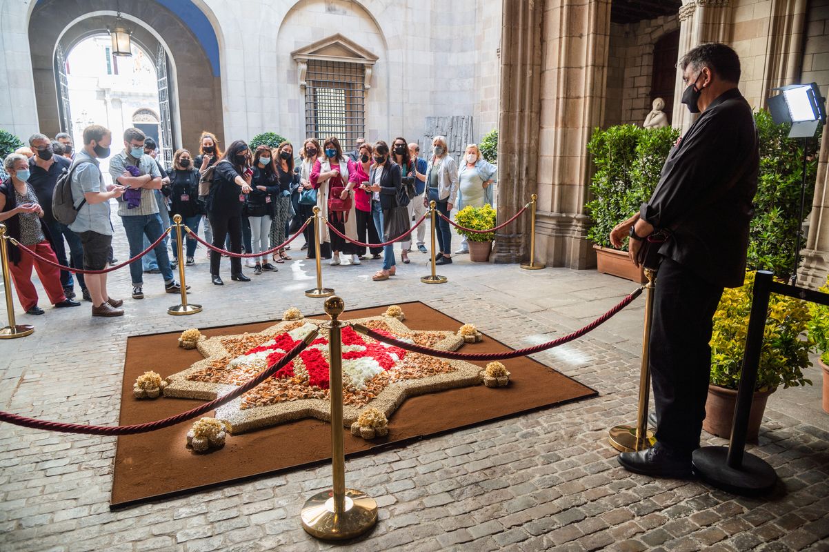 
             Gent mira la catifa floral del pati de l